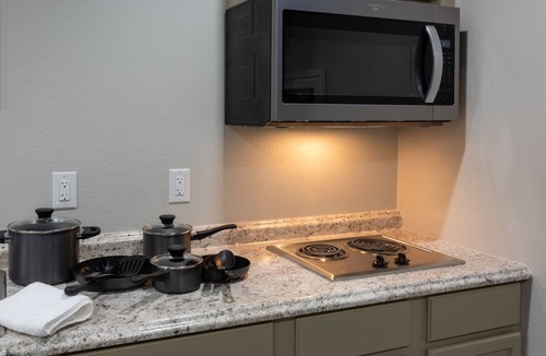 Park Forest - LA North Apartment | Studio, 1 King Bed, Kitchenette - Non-Smoking