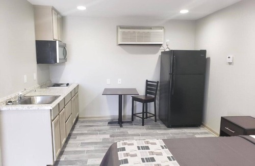 Park Forest - LA North Apartment | Studio, 1 King Bed, Kitchenette - Non-Smoking