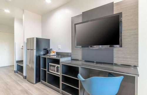 Eastside Hotel | Studio 6 Suites Perris, CA