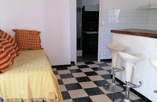 Maubec Apartment | Studio in the countryside