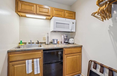 West Bridgewater Hotel | Studio Queen/Sleeper sofa with outdoor heated pool 107