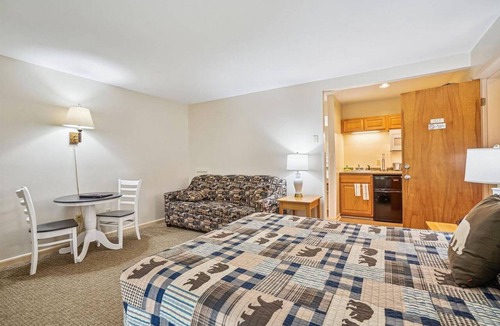 West Bridgewater Hotel | Studio Queen/Sleeper sofa with outdoor heated pool 107