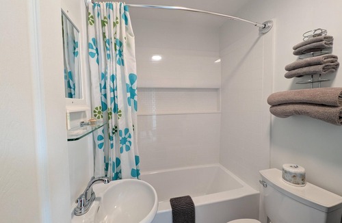 Ucluelet Hotel | Studio Suite Full Bathroom | #7