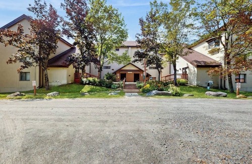 West Dover Apartment | Studio w/mountain view, shared pool, hot tub, sauna, tennis courts & shuttle
