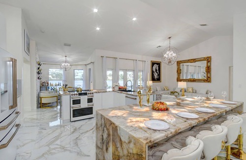 Greenview Shores House | Stunning House with Beautiful Lake View