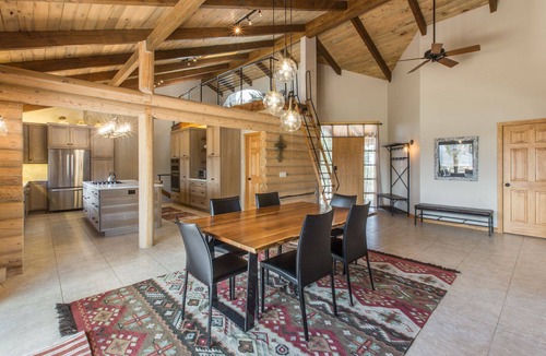 Loghill Village House | Stunning Views | Spacious | Trail Access | Air Conditioning STR2025-060