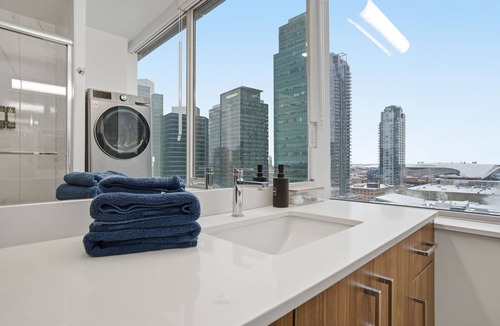 Downtown Edmonton Apartment | Stylish 2Bed2Bath + Stunningview Downtown Edmonton 5min to Rogers + free parking