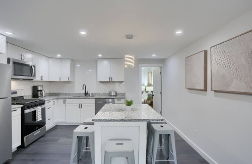 East Allegheny House | Stylish & Central 3BD Home Pittsburgh/North Side with Free Street Parking