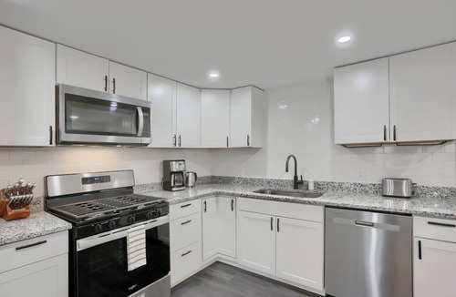 East Allegheny House | Stylish & Central 3BD Home Pittsburgh/North Side with Free Street Parking