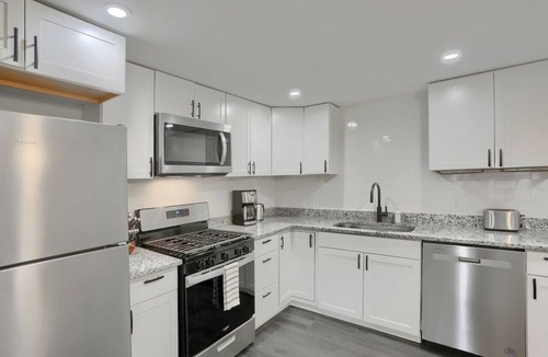 East Allegheny House | Stylish & Central 3BD Home Pittsburgh/North Side with Free Street Parking