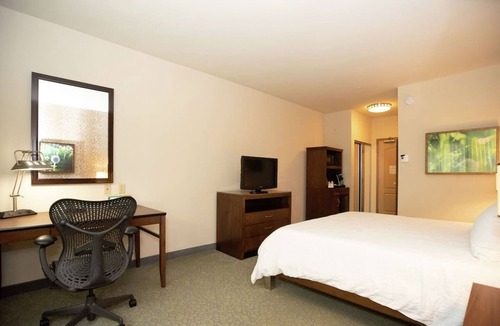 Covington Hotel | Stylish Modern Room for Relaxing Louisiana Getaways & Business Travels