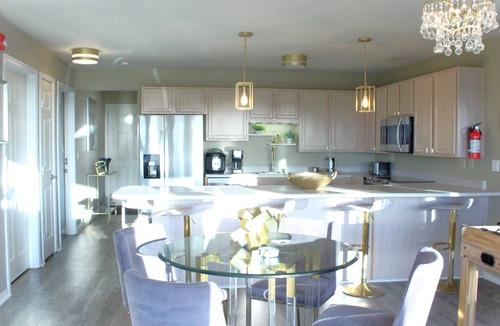 Long Beach Condo | Stylish Oceanfront Escape 2 Master Suites King Bed