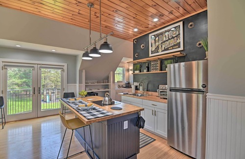 Saratoga Springs Apartment | Stylish Studio w/Fireplace ~ 3 Mi From Dtwn!