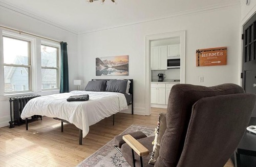 East Avenue Apartment | StylishDowntown Studio Queen Bed Full Kitchen