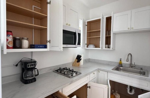East Avenue Apartment | StylishDowntown Studio Queen Bed Full Kitchen