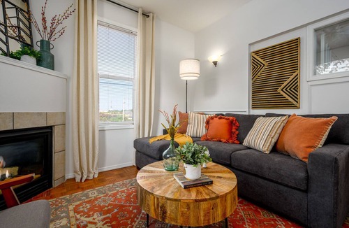 York Apartment | Suite Magnolia. Steps to Downtown & Breweries. Modern 2 bedroom apt w/fireplace.
