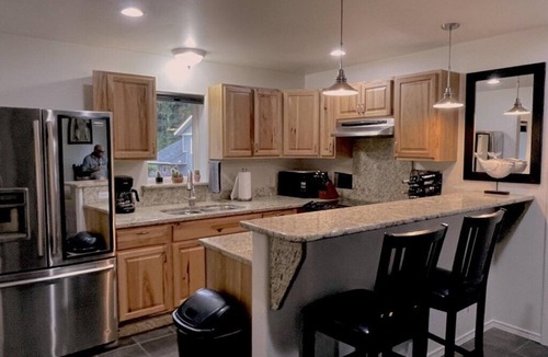Juneau House | Suite Rock near glacier and Auke Bay harbor -DISCOUNTS ON TOURS!