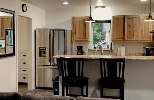 Juneau House | Suite Rock near glacier and Auke Bay harbor -DISCOUNTS ON TOURS!