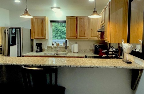 Juneau House | Suite Rock near glacier and Auke Bay harbor -DISCOUNTS ON TOURS!