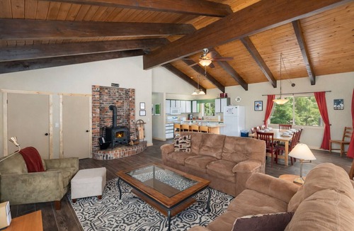 Leavenworth House | Summer Pool | Hot Tub | Fenced | Dogs | Firepit