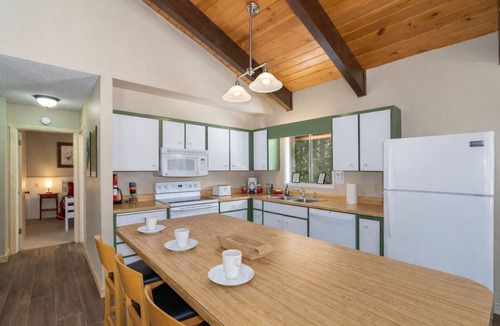 Leavenworth House | Summer Pool | Hot Tub | Fenced | Dogs | Firepit