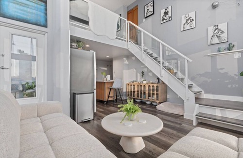 Downtown Vancouver Apartment | Sun-Drenched Downtown Loft | Views of Skyline