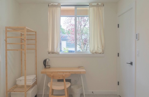 West Woodland House | Sunlit 2-bedroom townhome with AC in peaceful Seattle