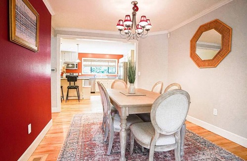 West Bellevue Condo | Sunlit contemporary Bellevue Home w/a Lush Garden