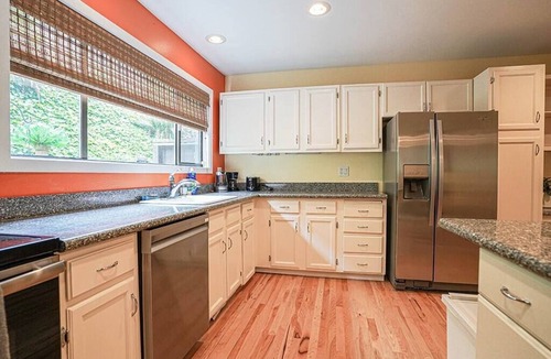 West Bellevue Condo | Sunlit contemporary Bellevue Home w/a Lush Garden