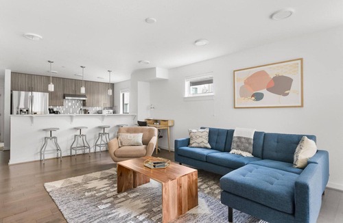 Crossroads House | Sunny Bellevue 3BR w/In-Unit W/D, nr Groceries & Dining, by Blueground