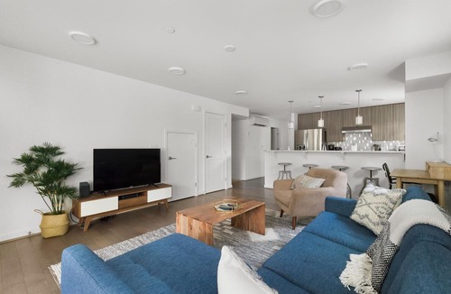 Crossroads House | Sunny Bellevue 3BR w/In-Unit W/D, nr Groceries & Dining, by Blueground