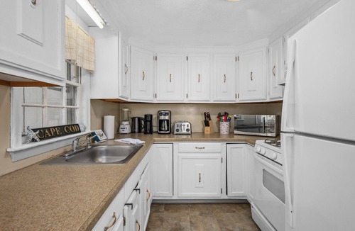 West Yarmouth Cottage | Sunny Cape Cod Cottage Near Lewis Bay