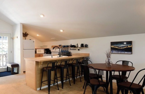 Roslyn Ridge Cabin | Sunny Pines · Cozy + Pet Friendly Cabin Retreat!