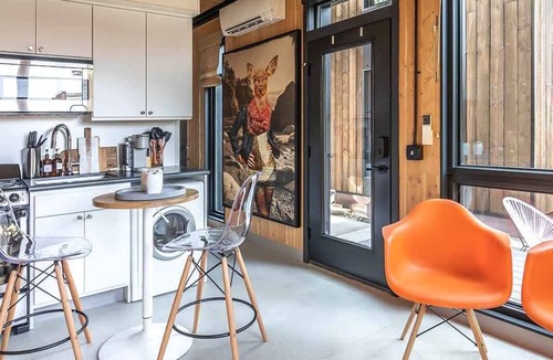 South Perry District Apartment | Sustainable Stay at BlockhouseLife! with Wifi
