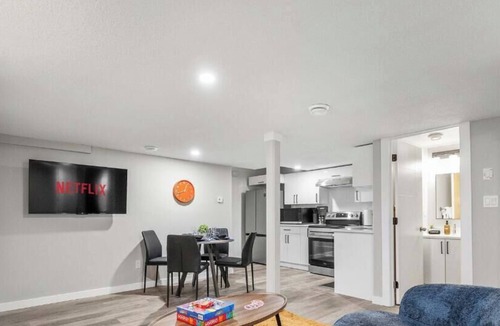 Northwest Edmonton Apartment | The Albany Hideout - Sleeps4 - QueenBed - NFLX&Wifi