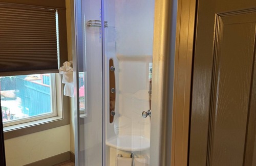 Friday Harbor Condo | The Bee Hive - Heart of Friday Harbor - 2BR Condo, WiFi, AC, Walk to Everything!