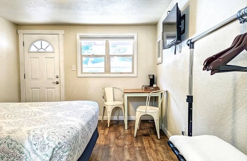 Manitou Springs Historic District Hotel | The Fountain Creek Inn | Creekside Queen | #102
