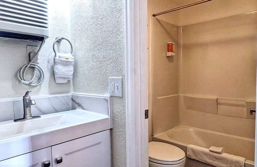 Manitou Springs Historic District Hotel | The Fountain Creek Inn | Creekside Queen | #102
