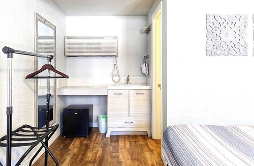 Manitou Springs Historic District Hotel | The Fountain Creek Inn | Summit Queen | #205
