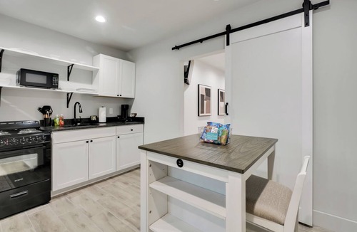 Wilmington Apartment | The Jewel – Modern Retreat Near YMCA & Downtown