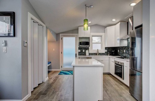 North End Apartment | The Lilly Pad | North End Walk to Hyde Park Private Entrance Pet Friendly Fenced Yard