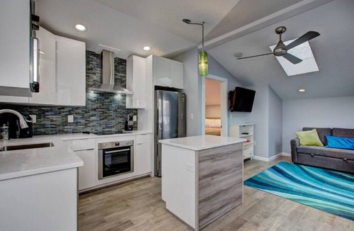 North End Apartment | The Lilly Pad | North End Walk to Hyde Park Private Entrance Pet Friendly Fenced Yard