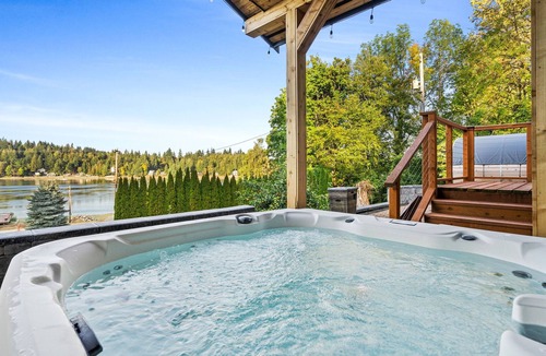 Shelton House | The Meadow on Hammersley Sauna, Spa & Waterviews