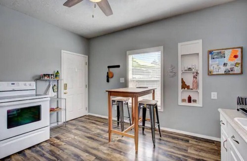 Sunset House | The Red Bench Cottage | Historic Charm Fenced Yard Walk to Hyde Park Central Boise