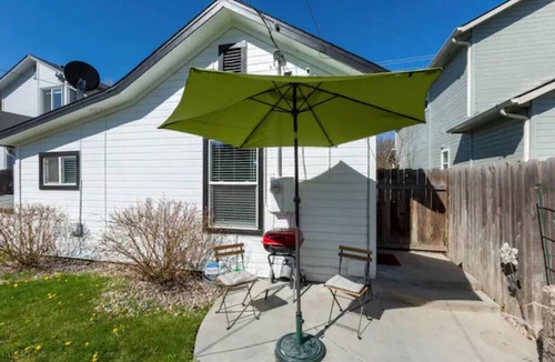 Sunset House | The Red Bench Cottage | Historic Charm Fenced Yard Walk to Hyde Park Central Boise