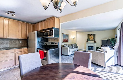 Old Town Condo | the Romeo, Best Area Jacuzzi Bath No Stairs WD