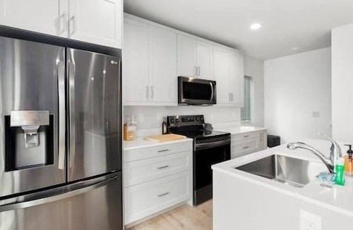 Whittier Heights Apartment | The Sweetest Suite - 91 Walkscore!
