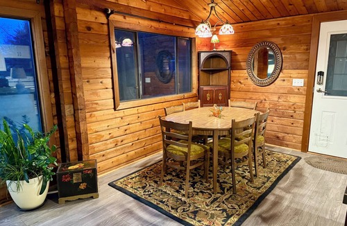 Stillwater Cabin | The Williams Shop Guest Lodge Ocean View 3BR
