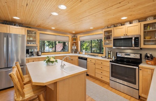 Ardenvoir Cabin | Thyme Out/HotTub, WIFI, Fenced Dog Space, Forest