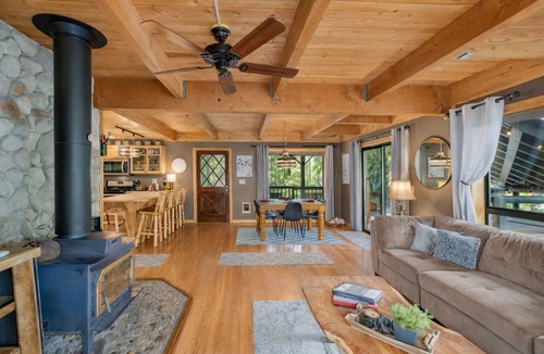 Ardenvoir Cabin | Thyme Out/HotTub, WIFI, Fenced Dog Space, Forest